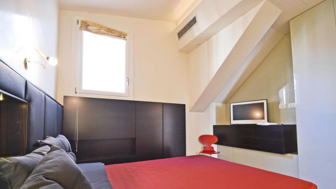Apartment Ai Bareteri Luxury Canal View Venedig